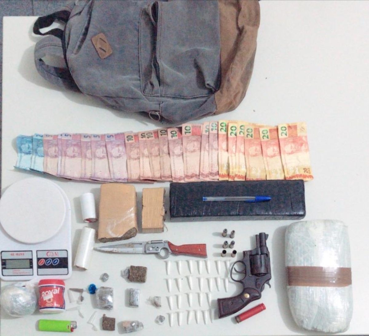 Polícias apreendem arma de fogo e drogas com suspeito no Veneza II (Foto: SSP/SE)