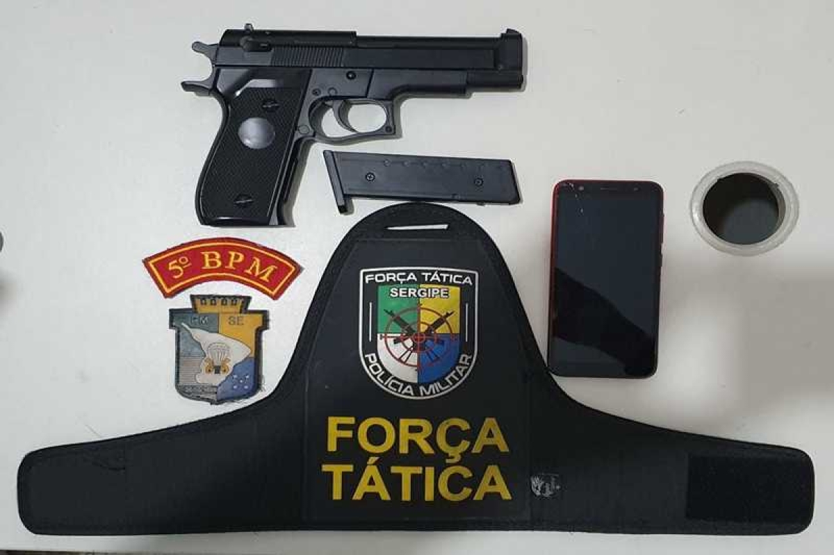 PM prende mulher por suspeita de roubo e apreende simulacro no Conjunto João Alves (Foto: PM/SE)