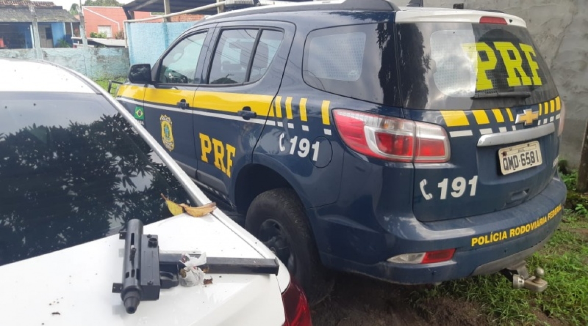 Rio Real/BA: PRF apreende submetralhadora na BR-101 (Foto: PRF/SE)