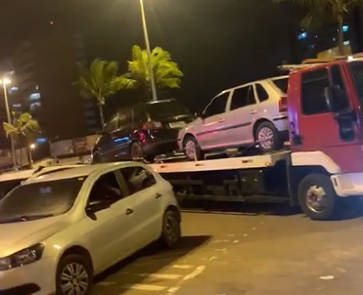 Veículos guinchados na Orla de Atalaia (Foto: Reprodução de vídeo/ Redes Sociais)