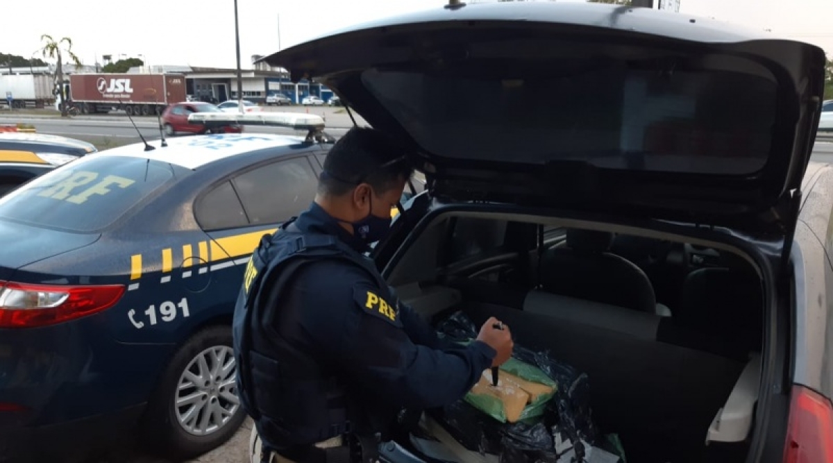 São Cristóvão: PRF apreende 56 quilos de maconha na BR-101 (Foto: PRF-SE)