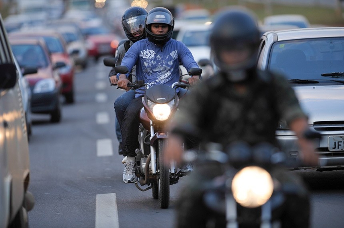 Entre as mudanças aprovadas, estão novas regras para o uso dos chamados ??corredores? de motociclistas. Andar por entre as faixas só será permitido em trânsitos parados ou lentos e em velocidade segura (Foto: Pedro França/ Agência Senado)
