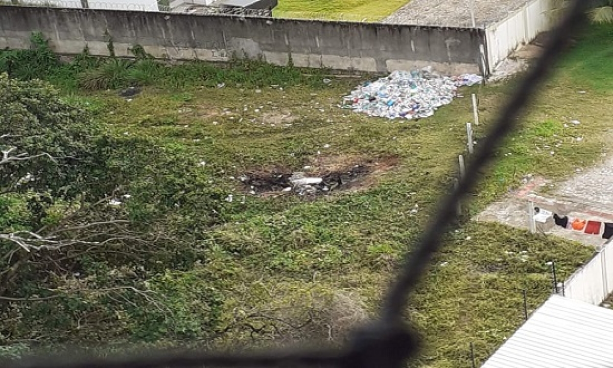 Plásticos estão sendo acumulados na APP (Foto: Moradores do Jabotiana)