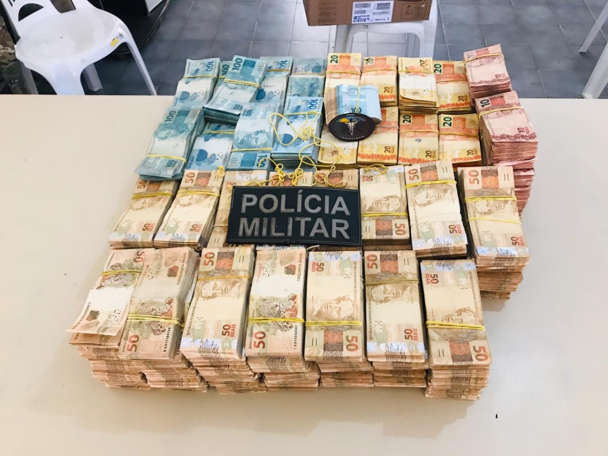 Polícia Militar apreende mais de R$ 1,2 milhão em caminhão na SE-230, em Glória (Foto: SSP/SE)