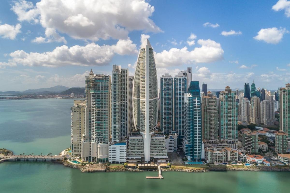 Conhecida como Dubai das Américas, a Cidade do Panamá tem arranha-ceus à beira mar (Foto: Carla Passos)