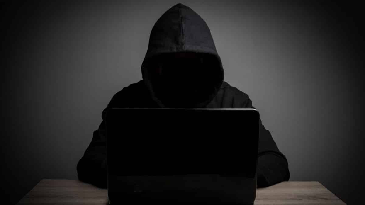 Hackers se aproveitam de ferramentas de segurança gratuitas para atacar sistemas (Foto: Freepik)