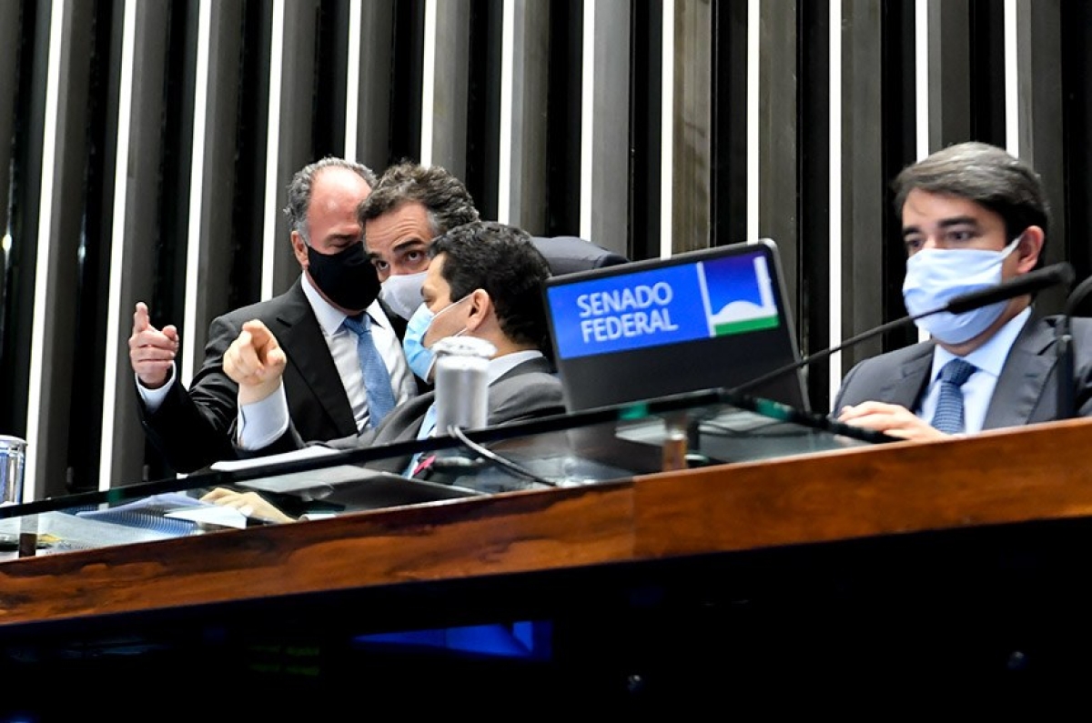 Davi Alcolumbre, presidente do Senado, conversa com o líder do governo no Congresso, Fernando Bezerra (à esq.) e com o senador Rodrigo Pacheco (centro) - Foto: Waldemir Barreto/ Agência Senado