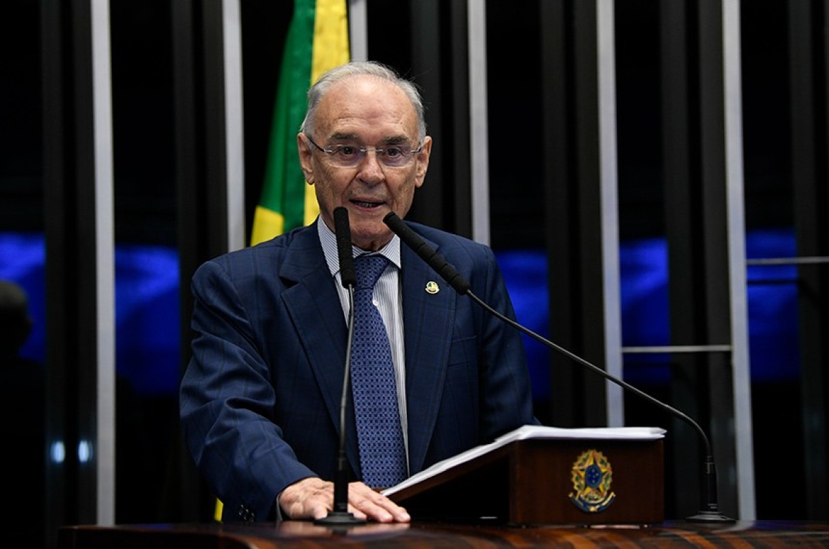 Eleito em 2018 para o Senado após seguidos mandatos como deputado federal, Arolde de Oliveira tinha 83 anos (Foto: 
Jefferson Rudy/ Agência Senado)