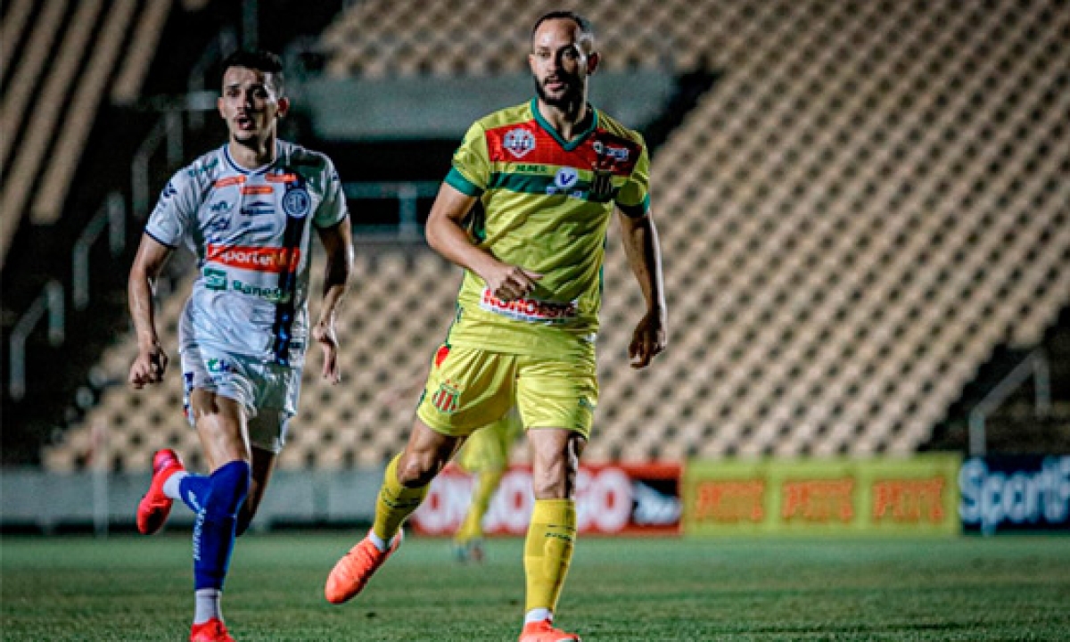 Mesmo tendo uma a menos em campo no segundo tempo, o Confiança venceu o Sampaio Corrêa fora de casa (Foto: Lucas Almeida/ Sampaio Corrêa)