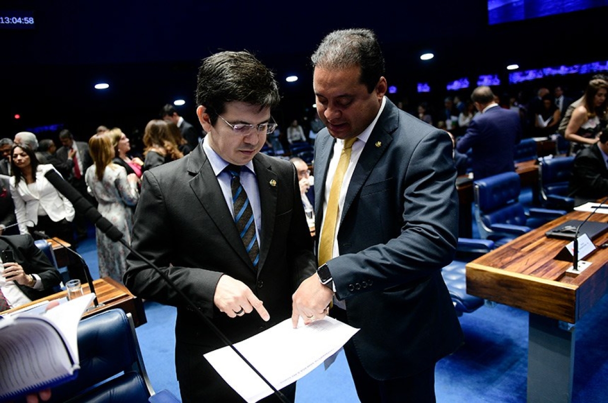 Líder da Rede, Randolfe Rodrigues (à esq.), e líder do PDT, Weverton, manifestaram-se em favor da vacinação da população, independentemente da origem da vacina (Foto: Pedro França/ Agência Senado)