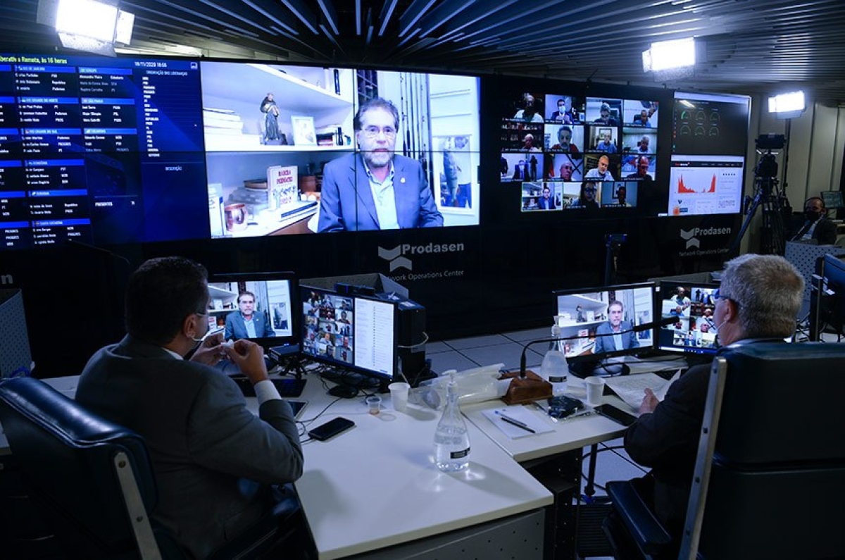 O relator da proposta, senador Plínio Valério, acolheu emenda apresentada ao projeto, e fez uma mudança no texto original (Foto: Pedro França/ Agência Senado)