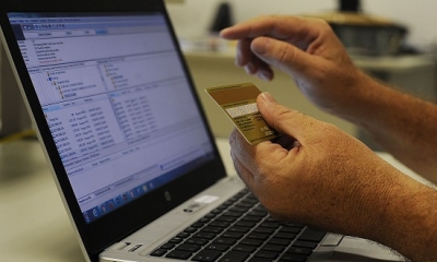 Consumidores devem ficar atentos aos golpes praticados pela internet (Foto: Marcello Casal Jr./ Agência Brasil)