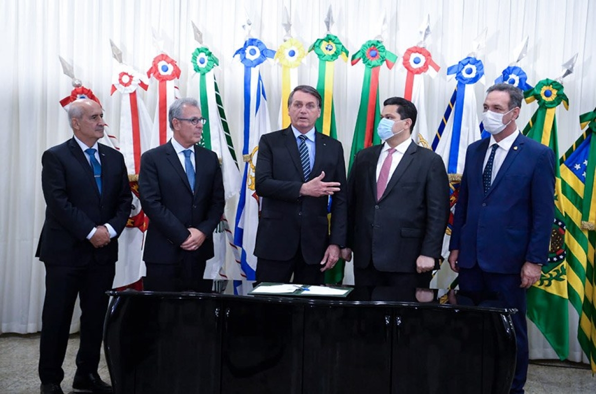 O presidente Jair Bolsonaro e o presidente do Senado, Davi Alcolumbre, durante a assinatura da medida provisória (Foto: Marcos Brandão/ Senado Federal)