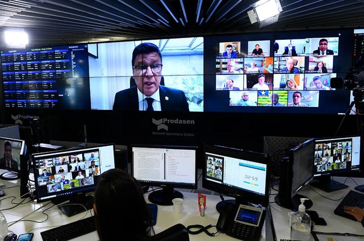 O relator, senador Carlos Viana, rejeitou três emendas apresentadas. A vacina desenvolvida pelo laboratório AstraZeneca em parceria com a Universidade de Oxforx deverá ser produzida no Brasil ainda em 2020 (Foto: Marcos Oliveira/ Agência Senado)