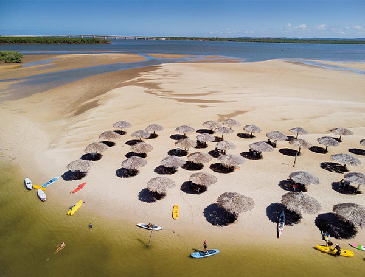 A Croa do Goré é uma pequena ilha de areia branca que surge somente na maré baixa (Foto: Carla Passos)