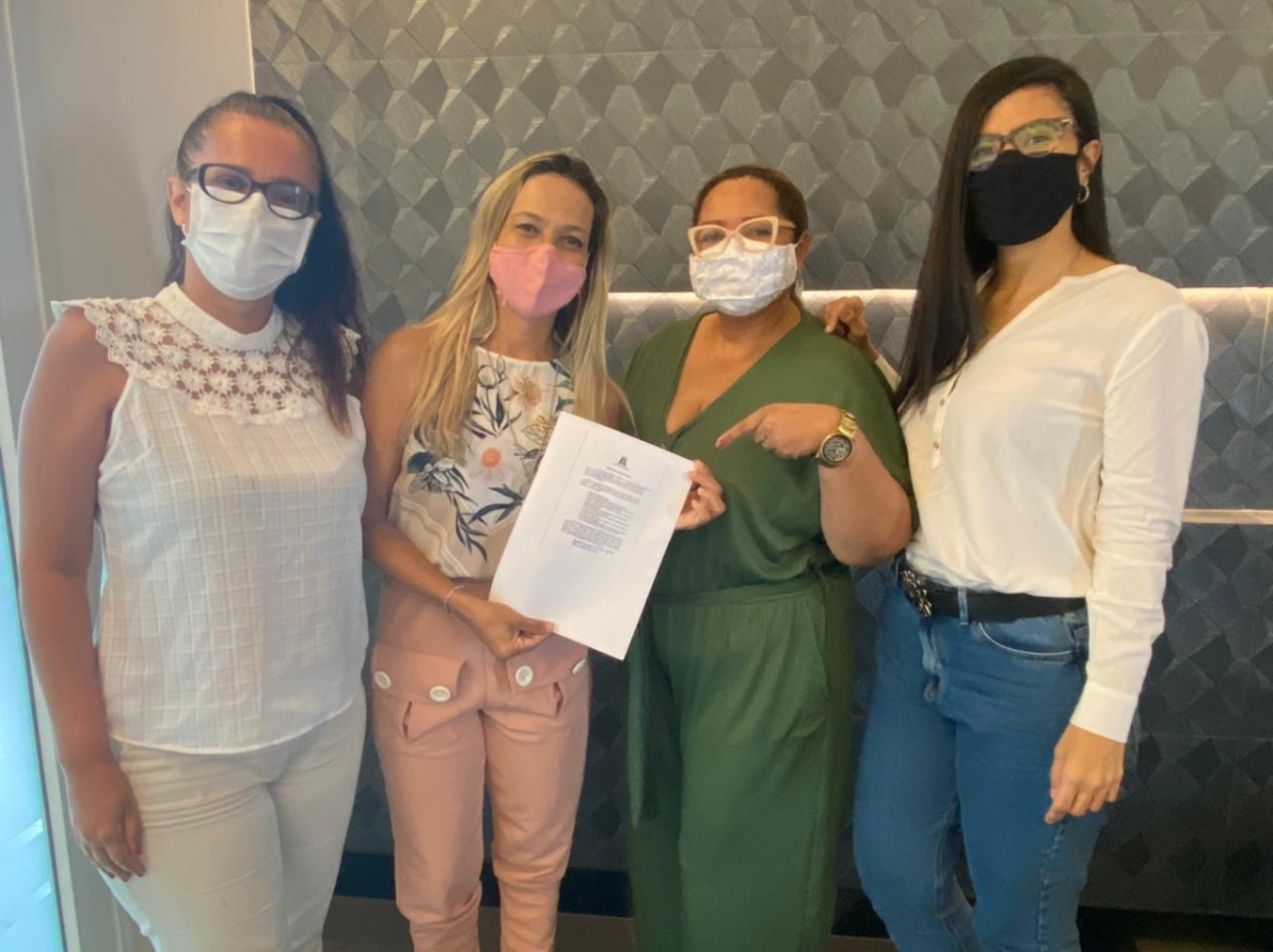 Sheyla Galba assina compromisso e coloca mandato à disposição do Mulheres do Brasil (Foto: Assessoria Sheyla Galba)