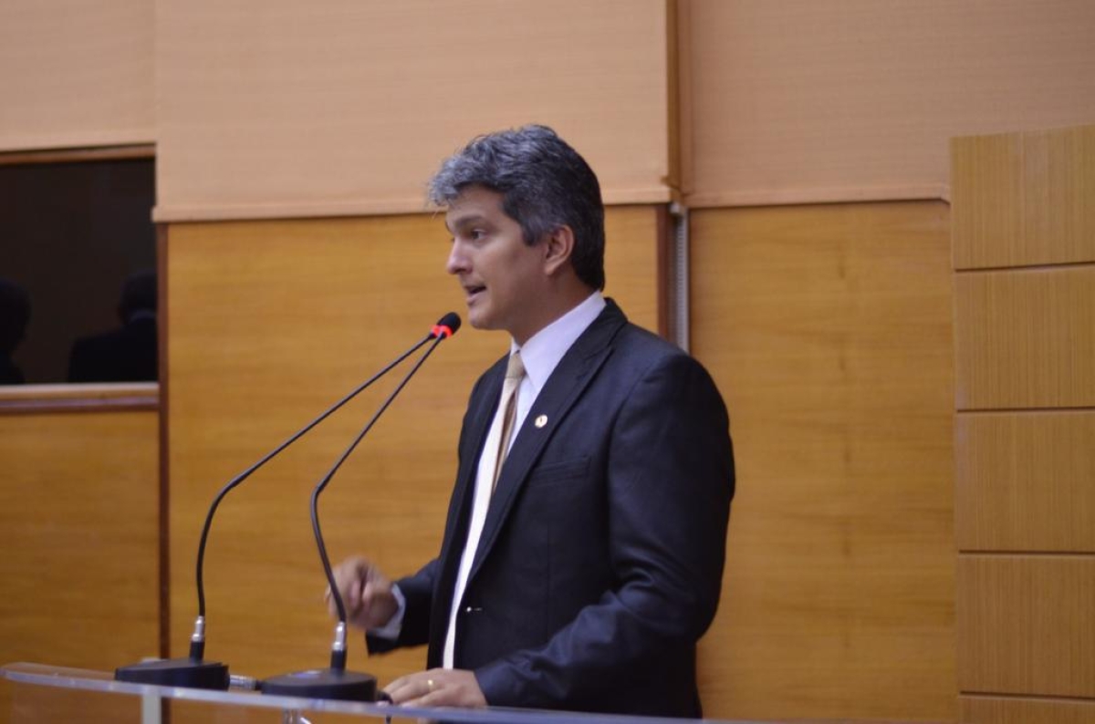 Dr. Samuel apresenta moção contra fechamento de agências do Banco do Brasil (Foto: Assessoria Dr. Samuel Carvalho)