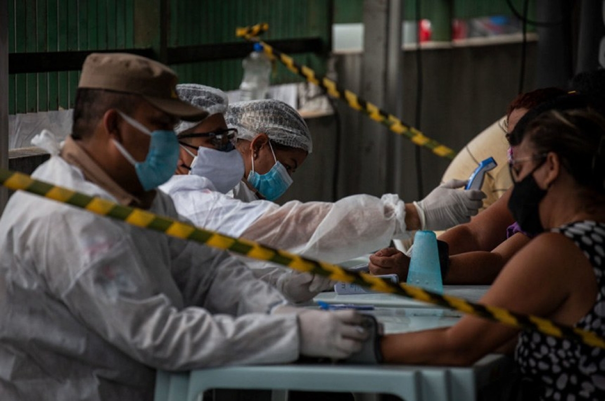 Pacientes recebem primeiro atendimento em área externa de hospital de Manaus: caos, que já havia sido registrado em agosto de 2020, volta a acontecer com explosão de casos de covid-19 em 2021 (Foto: Raphael Alves/ Amazônia Real)