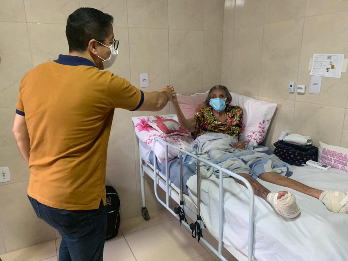 Ricardo Marques visita Maria Feliciana e diz que ela precisa de ajuda do poder público (Foto: Assessoria Ricardo Marques)