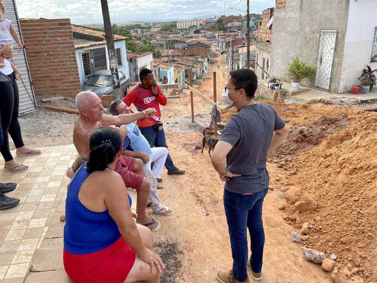 Ricardo Marques denuncia retirada de asfalto recente "Dinheiro público jogado pelo ralo. O MP precisa saber" (Foto: Assessoria Ricardo Marques)