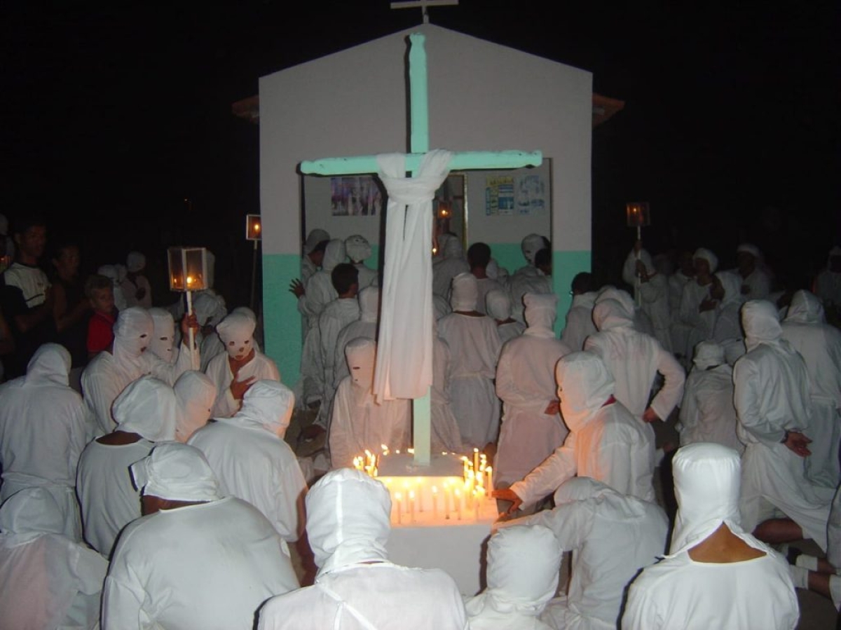 Os Penitentes percorrem cruzeiros, santa-cruzes de beira de estrada e cemitérios (Foto: Destaque Notícias)