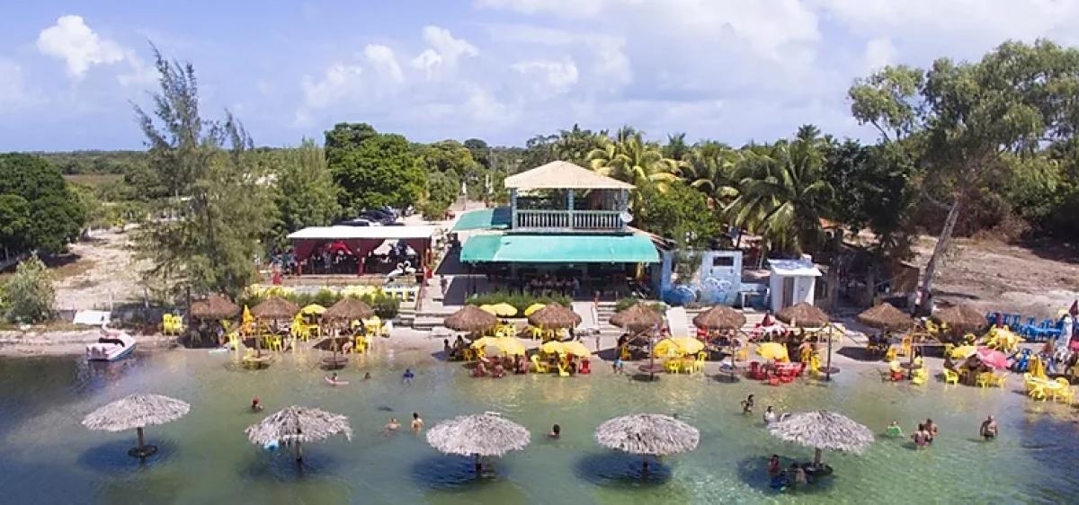 Os restaurantes a?s margens da lagoa vendem saquinho de raça?o, a R$ 2 (Foto: Carla Passos)