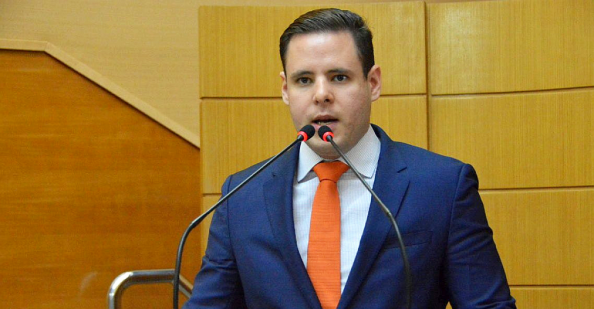 Rodrigo Valadares comemora liminar que mantém barracas na Cinelândia (Foto: Assessoria Rodrigo Valadares)