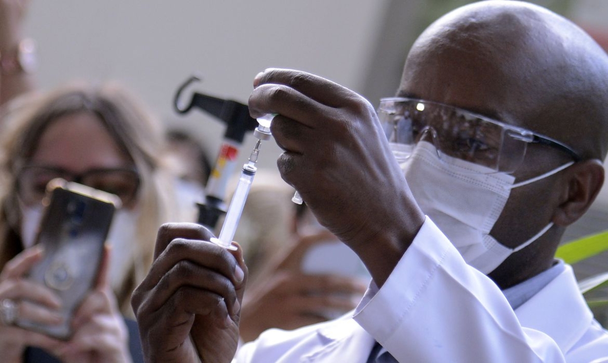 Novas doses da vacina de Oxford/AstraZeneca já estão na Fiocruz (Foto: Tomaz Silva/ Agência Brasil)