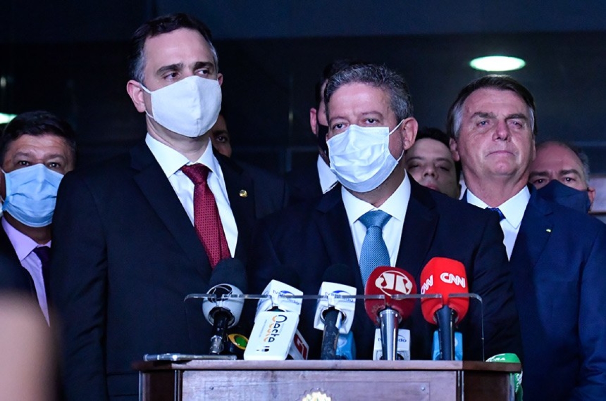 Rodrigo Pacheco, Arthur Lira e Jair Bolsonaro durante entrevista coletiva após a entrega da medida provisória (Foto: Waldemir Barreto/ Agência Senado)