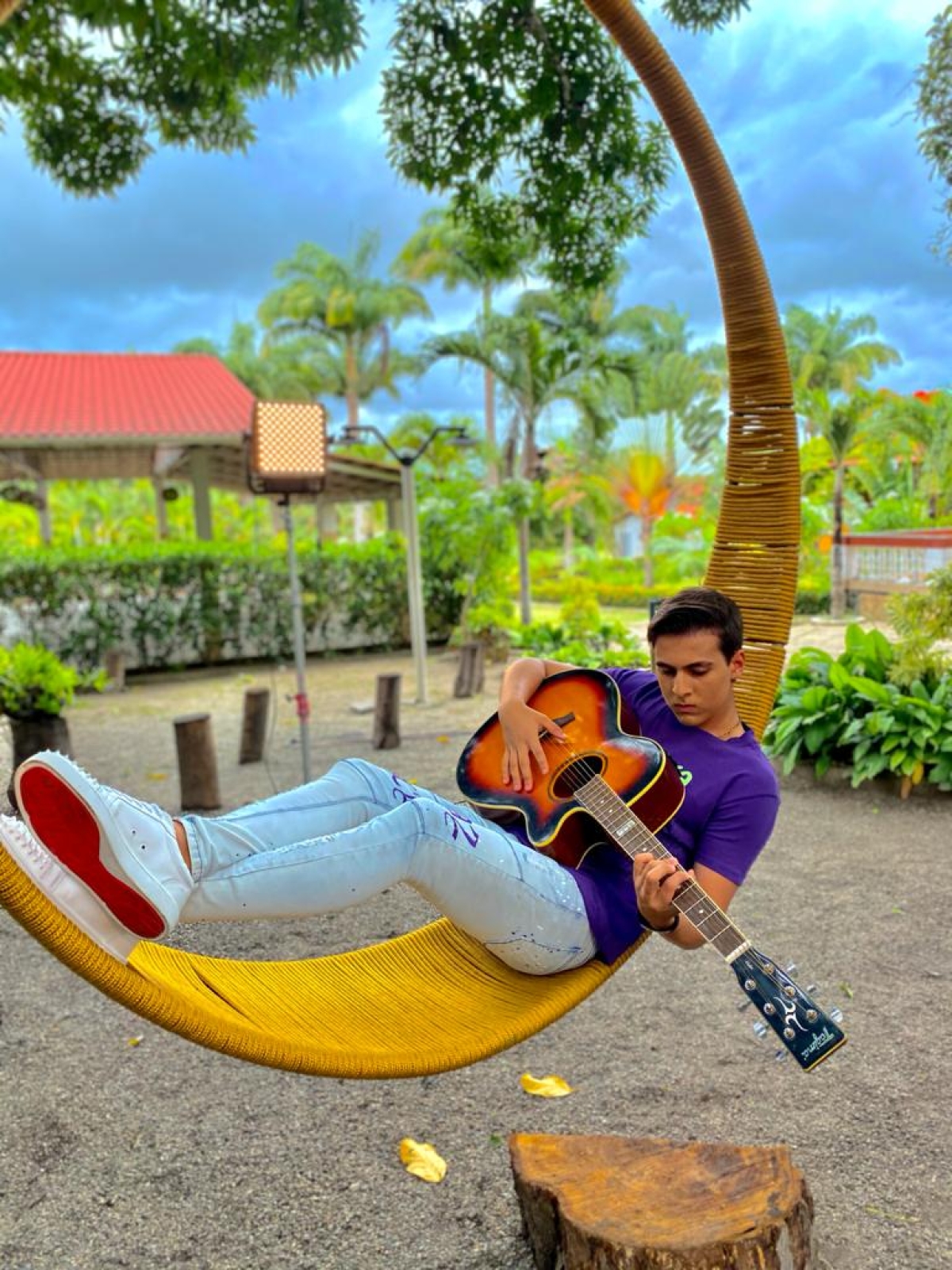 Gusttavinho Sobral lança clip do sucesso "Deixa eu superar" (Imagem: Divulgação)