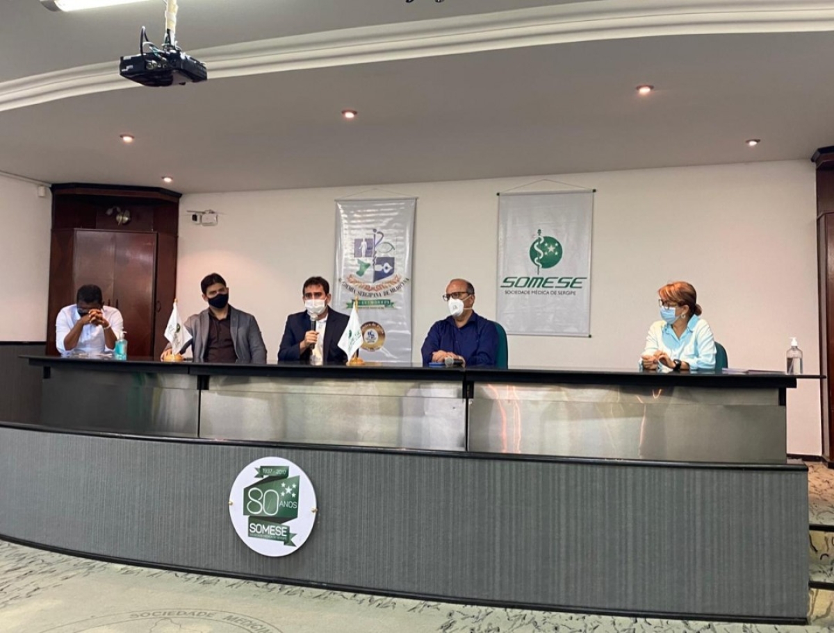 Conselheira Federal de Farmácia em Sergipe, Fátima Aragão,  durante coletiva das entidades da área de saúde (Foto: CRF/SE)