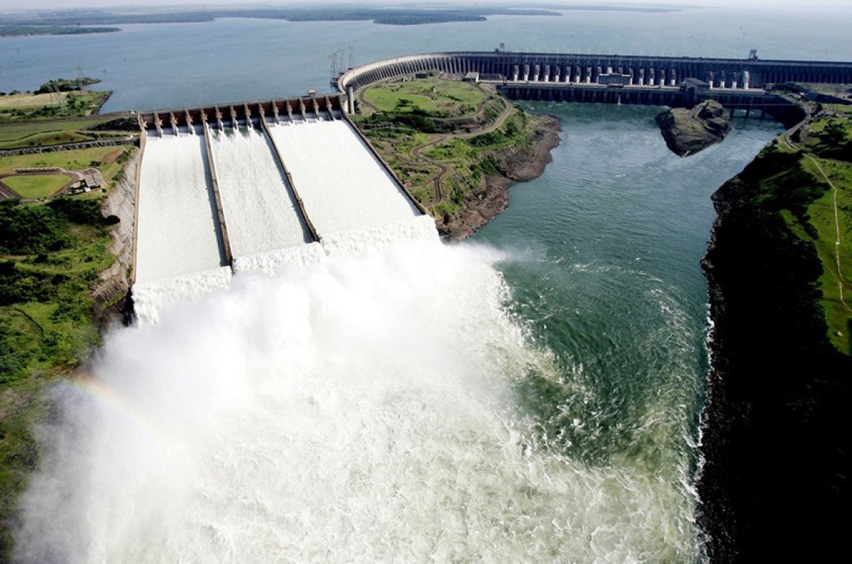 Vista parcial da principal barragem da Usina de Itaipu Binacional, uma das subsidiárias da Eletrobras (Foto: Caio Coronel/ Itaipu)
