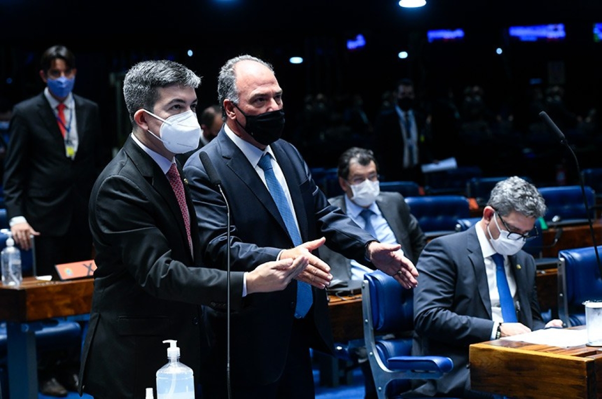 Os senadores Randolfe Rodrigues, líder da oposição, e Fernando Bezerra Coelho, líder do governo, durante a votação da PEC Emergencial (Foto: Marcos Oliveira/ Agência Senado)