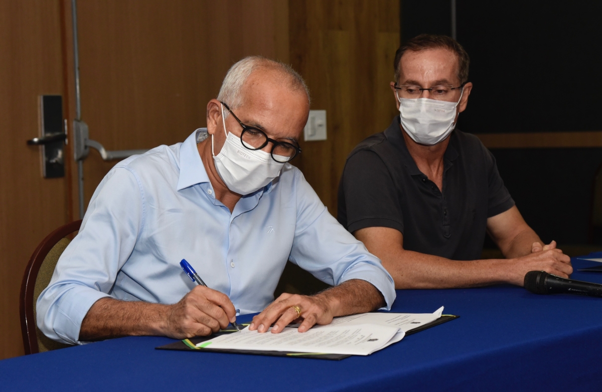Edvaldo entrega a vereadores projeto de lei que transforma povoados da Zona de Expansão em seis bairros (Foto: Ana Lícia Menezes/ Prefeitura de Aracaju)
