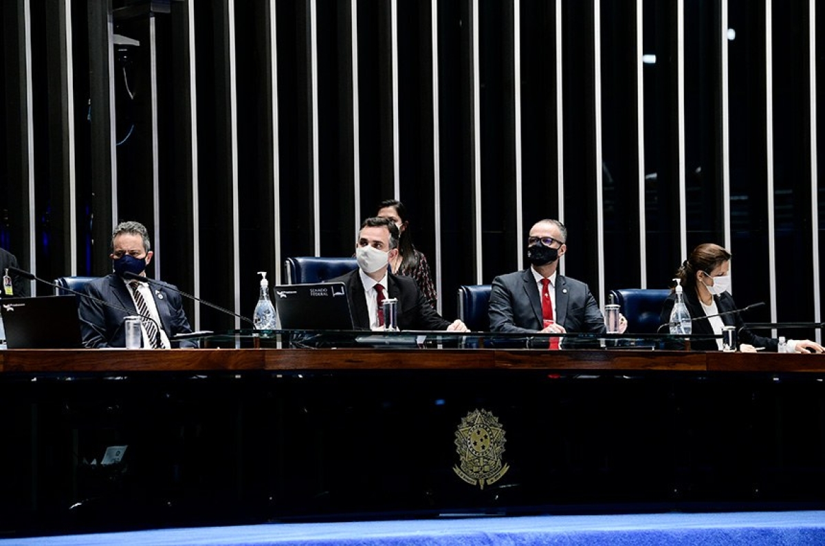 O secretário-executivo do Ministério da Saúde, Antônio ?lcio Franco Filho; o presidente do Senado, Rodrigo Pacheco; o presidente da Anvisa, Antônio Barra Torres; e a diretora da Anvisa, Meiruze Souza Freitas, na sessão que discutiu a aprovação de vacinas (Foto: Pedro França/ Agência Senado)