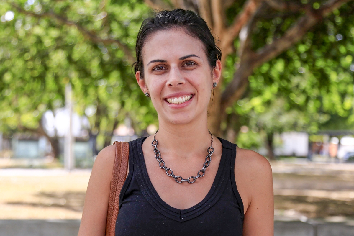 A professora Izabela Maria Montezano de Carvalho e sua equipe têm buscado por frutos ainda pouco conhecidos pela ciência (Foto: Giordanna Belotti)