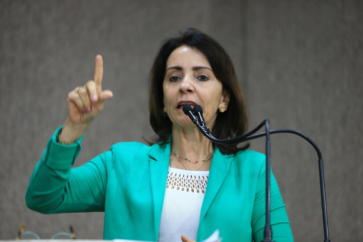 "�? do transporte coletivo que sai a contaminação para todos os setores", afirma Emília Corrêa (Foto: César de Oliveira)