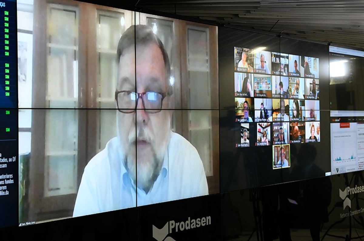 Substitutivo do relator, senador Flávio Arns, inclui a previsão de troca de implante mamário sempre que ocorrerem complicações ou efeitos adversos a ele relacionados (Foto: Jefferson Rudy/ Agência Senado)