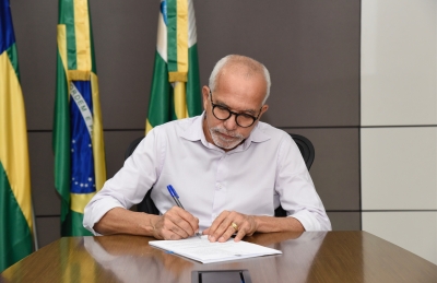 Prefeito Edvaldo sanciona lei para adequações no Fundeb (Foto: Ana Lícia Menezes/ Prefeitura de Aracaju)