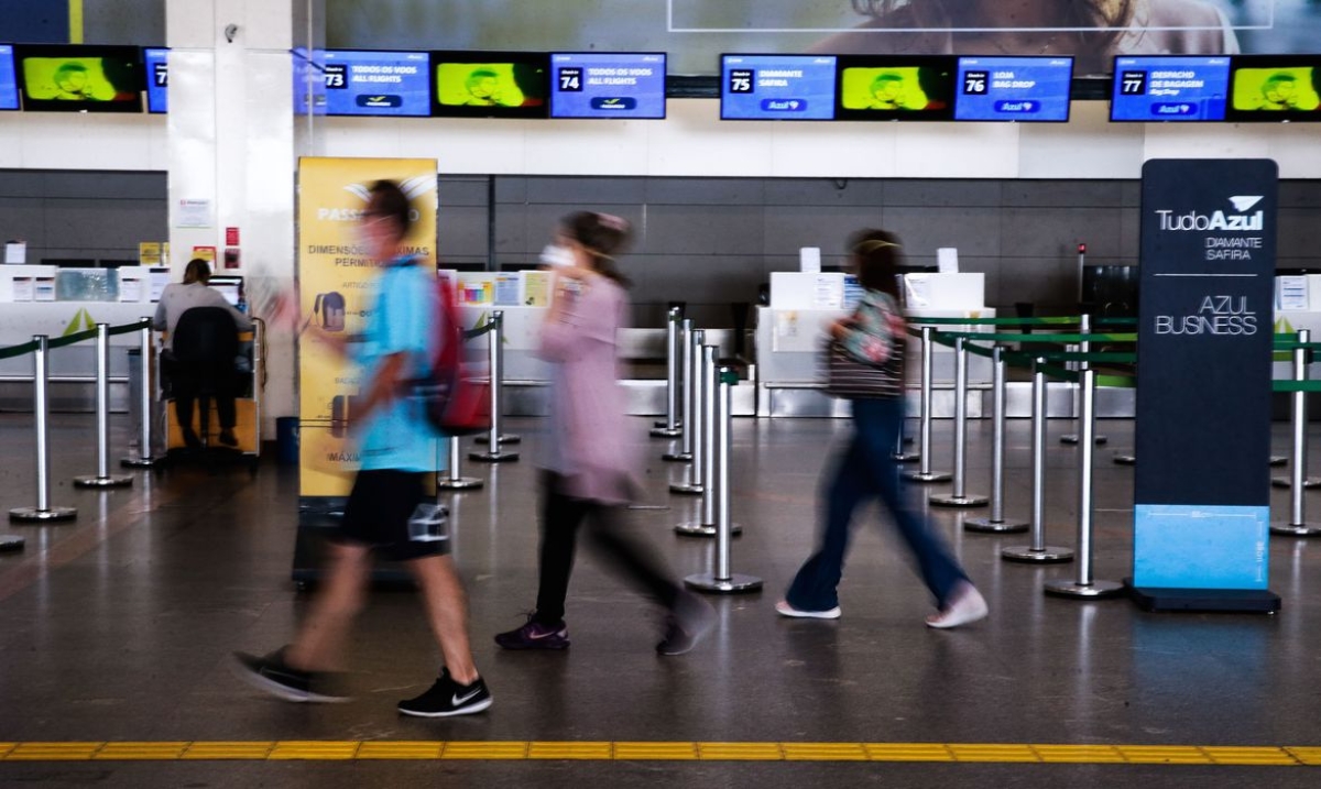 Regras para uso de máscaras em aviões e aeroportos ficam mais rígidas (Foto: Marcello Casal Jr./ Agência Brasil)