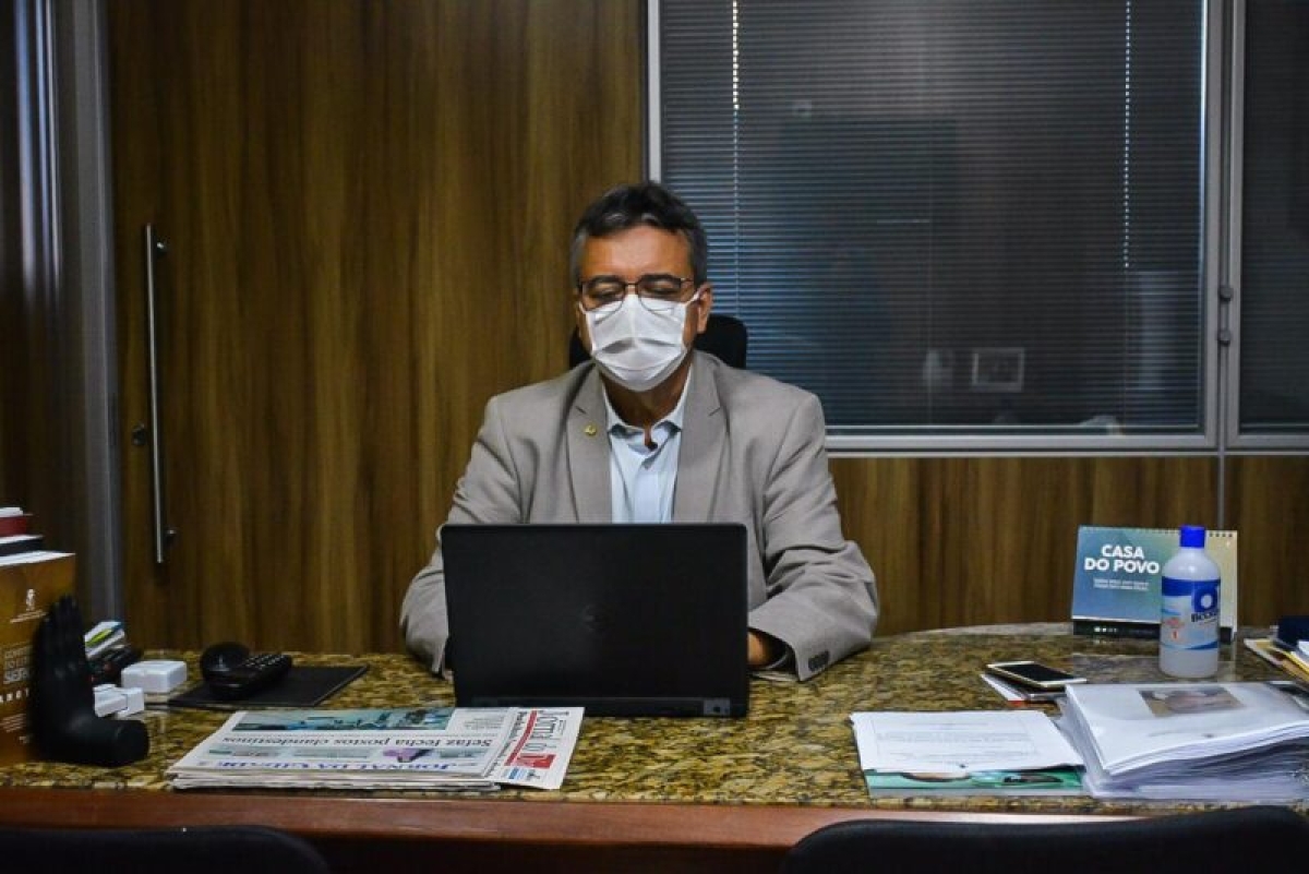 Moção de Luciano Pimentel parabeniza Laércio Oliveira por atuação na relatoria da Nova Lei do Gás (Foto: Assessoria Luciano Pimentel)