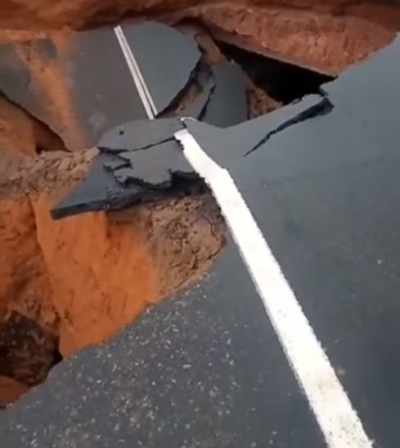 Após fortes chuvas, cratera abre em rodovia que liga Sergipe a Bahia (Imagem: Reprodução de vídeo/ YouTube/ Portal Infonet)