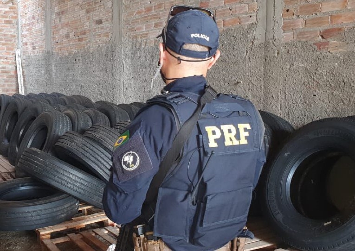 Itabaiana/SE: Mais de cem pneus são apreendidos em operação policial conjunta (Foto: PRF/SE) Itabaiana/SE: Mais de cem pneus são apreendidos em operação policial conjunta (Foto: PRF/SE)