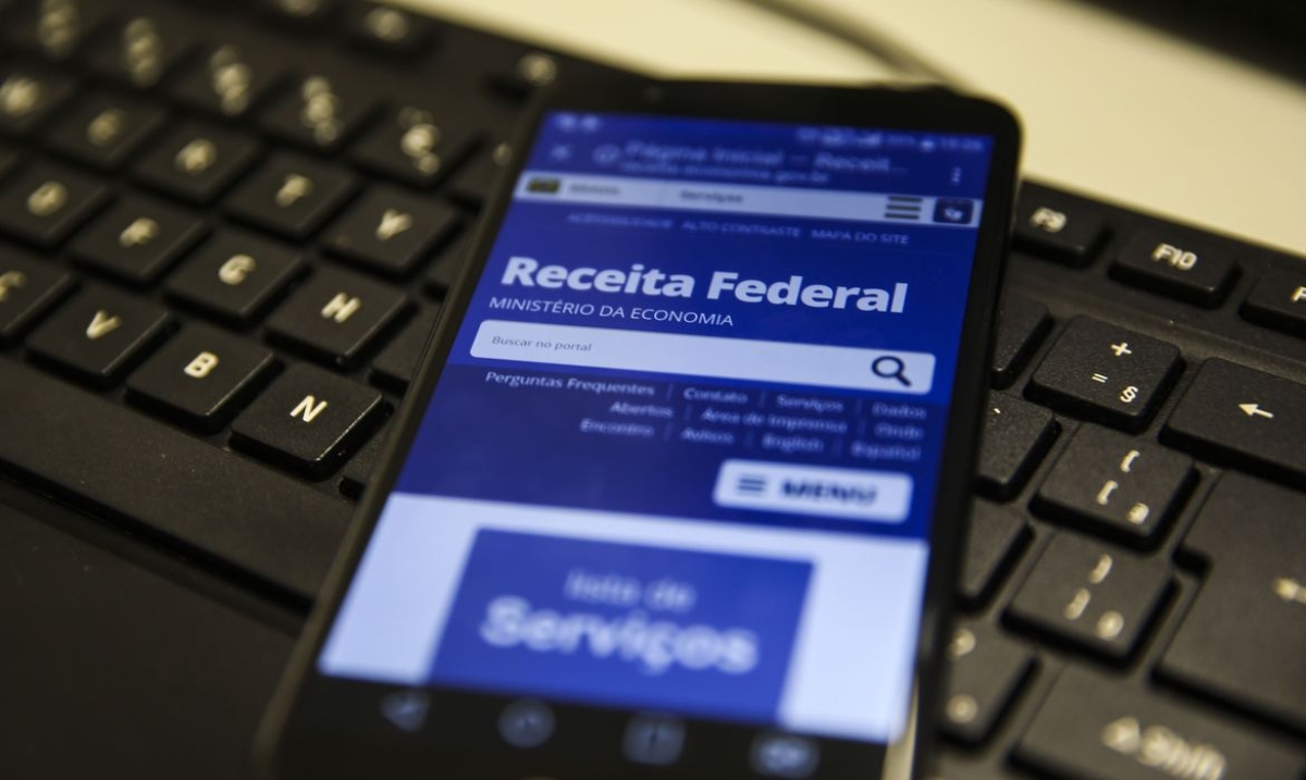 Estácio ajuda preencher declaração do Imposto de Renda (Foto: Marcello Casal Jr./ Agência Brasil)