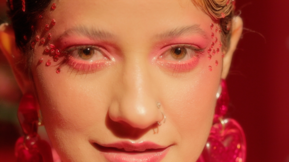 Bruna Brandão revela três personas em clipe cinematográfico (Foto: Luli Morante)