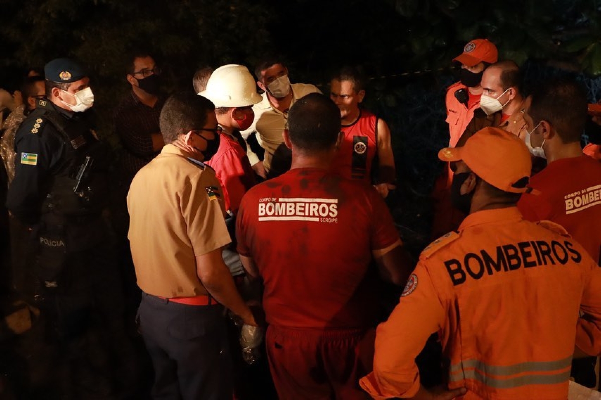 Bombeiros retiram parte do avião que caiu em manguezal de Aracaju (Foto: CBM/SE) Bombeiros retiram parte do avião que caiu em manguezal de Aracaju (Foto: CBM/SE)