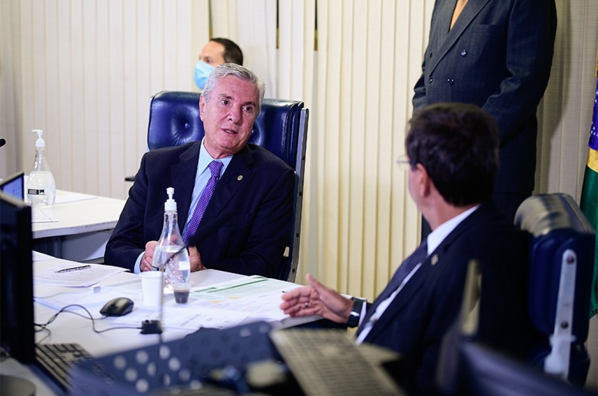 O presidente da CDR, Fernando Collor, conversa com o ministro do Turismo, Gilson Machado, durante a audiência desta segunda-feira (Foto: Pedro França/ Agência Senado)