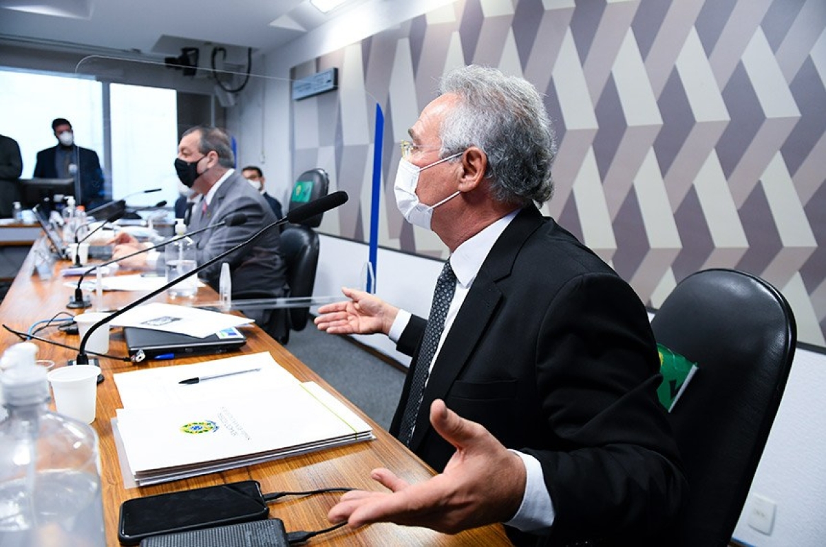 O relator da CPI da Pandemia, Renan Calheiros, durante a audiência desta quarta-feira; ao fundo, o presidente da CPI, Omar Aziz (Foto: Jefferson Rudy/ Agência Senado)