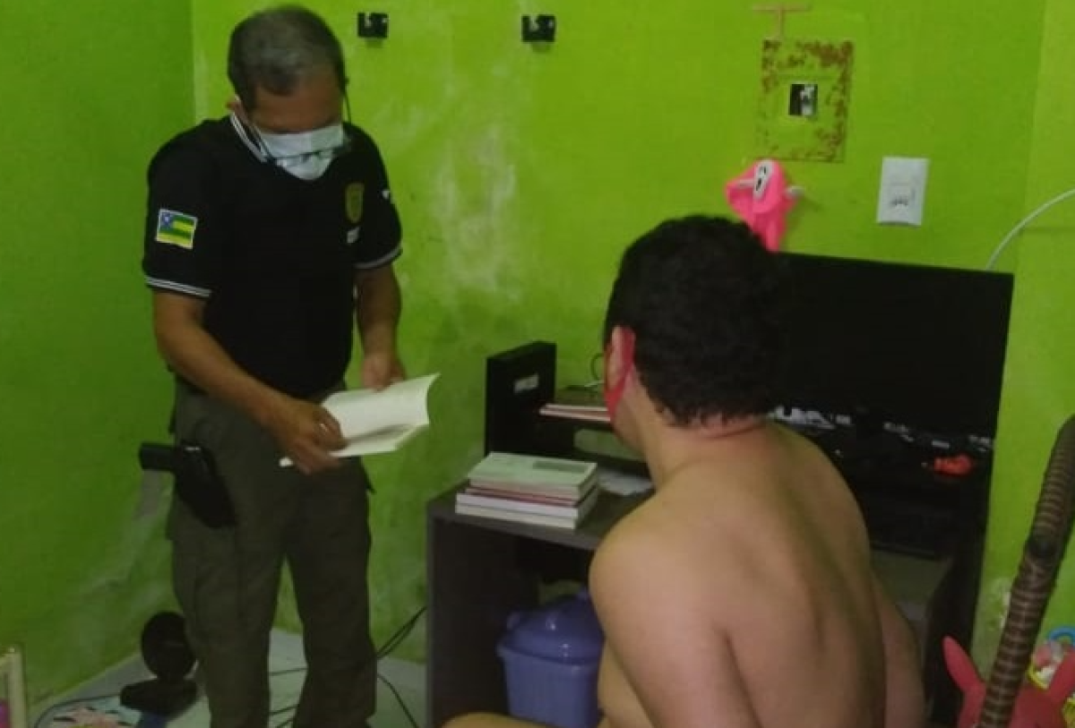Suspeito de aplicar golpe sendo preso em Aracaju (Foto: Destaque Notícias)