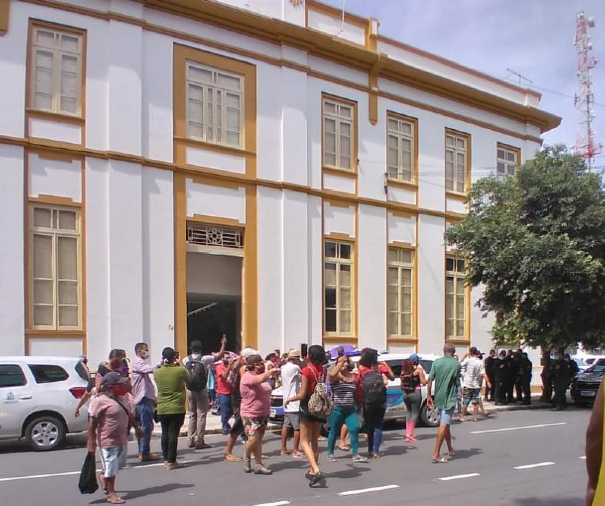 Presidente e Comissão de Direitos Humanos negociam e manifestantes fazem desocupação pacífica (Foto: CMA)